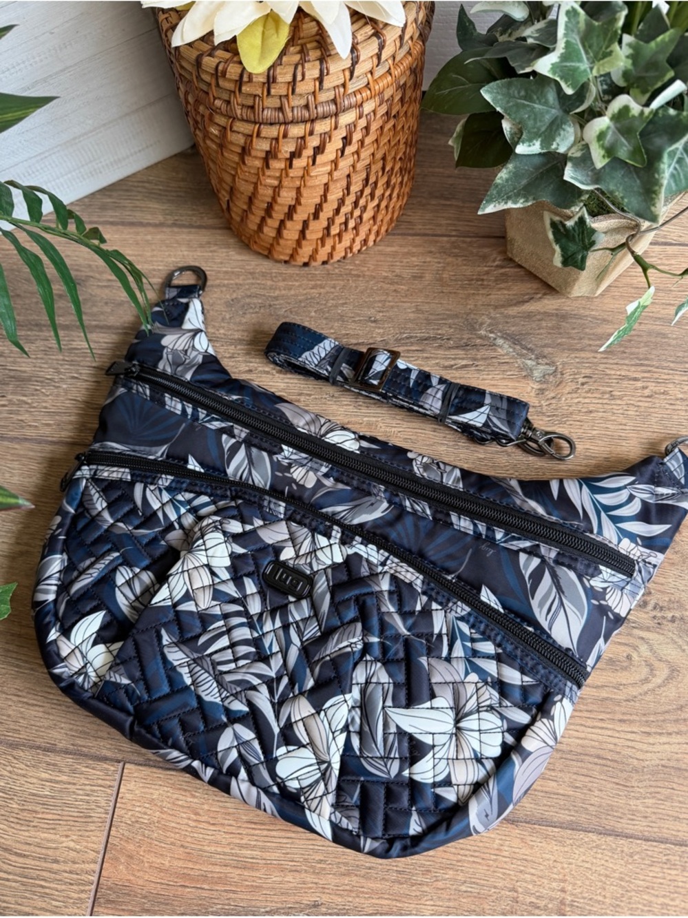 Lug Lily Navy Blue Hippy 2 Limited Edition Crossbody Bag – NWOT, RFID Protection - Picture 10 of 13